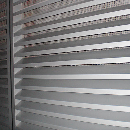 Ventilated rainproof blinds